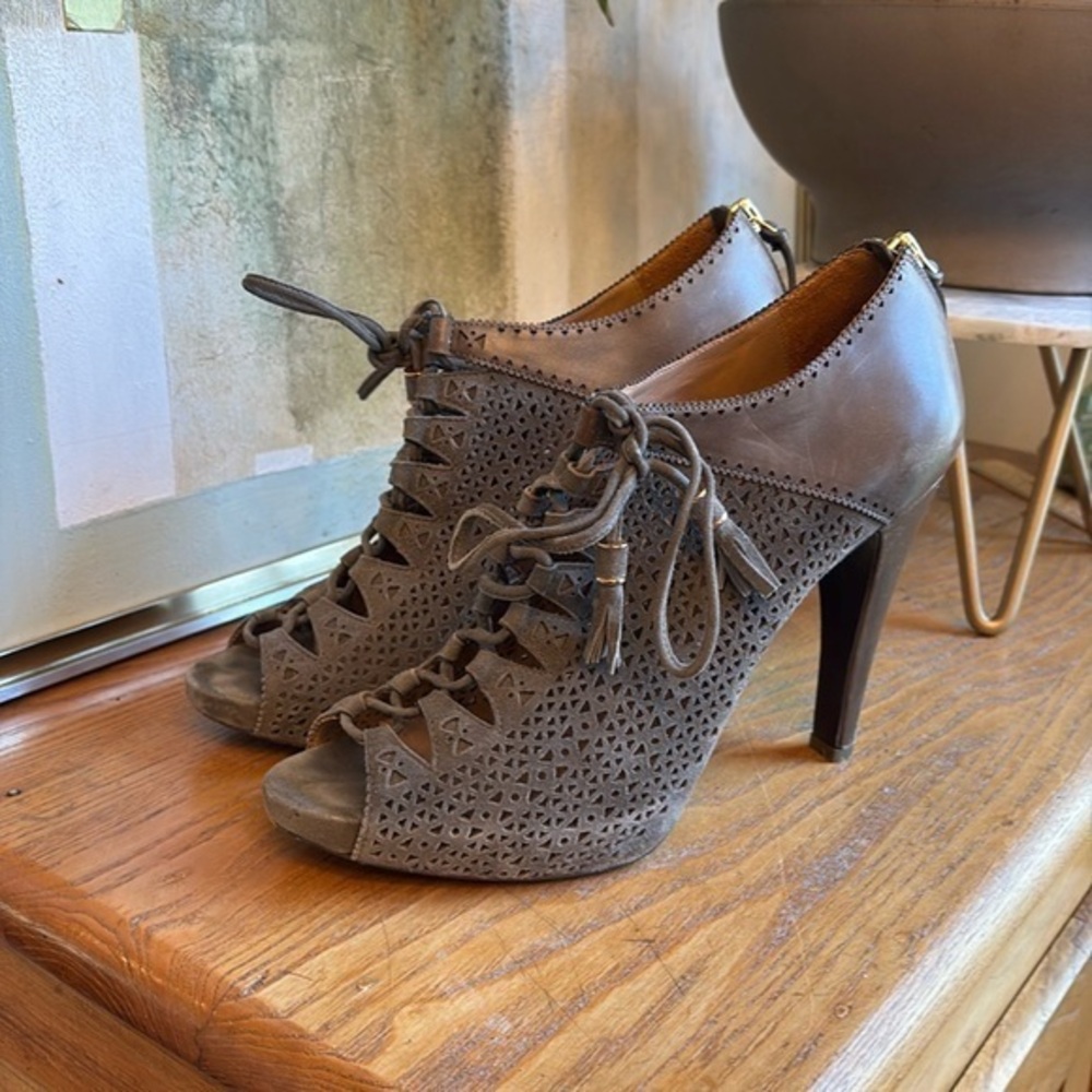 🍿 Aerin Claremont Tan suede lace up front bootie heels: